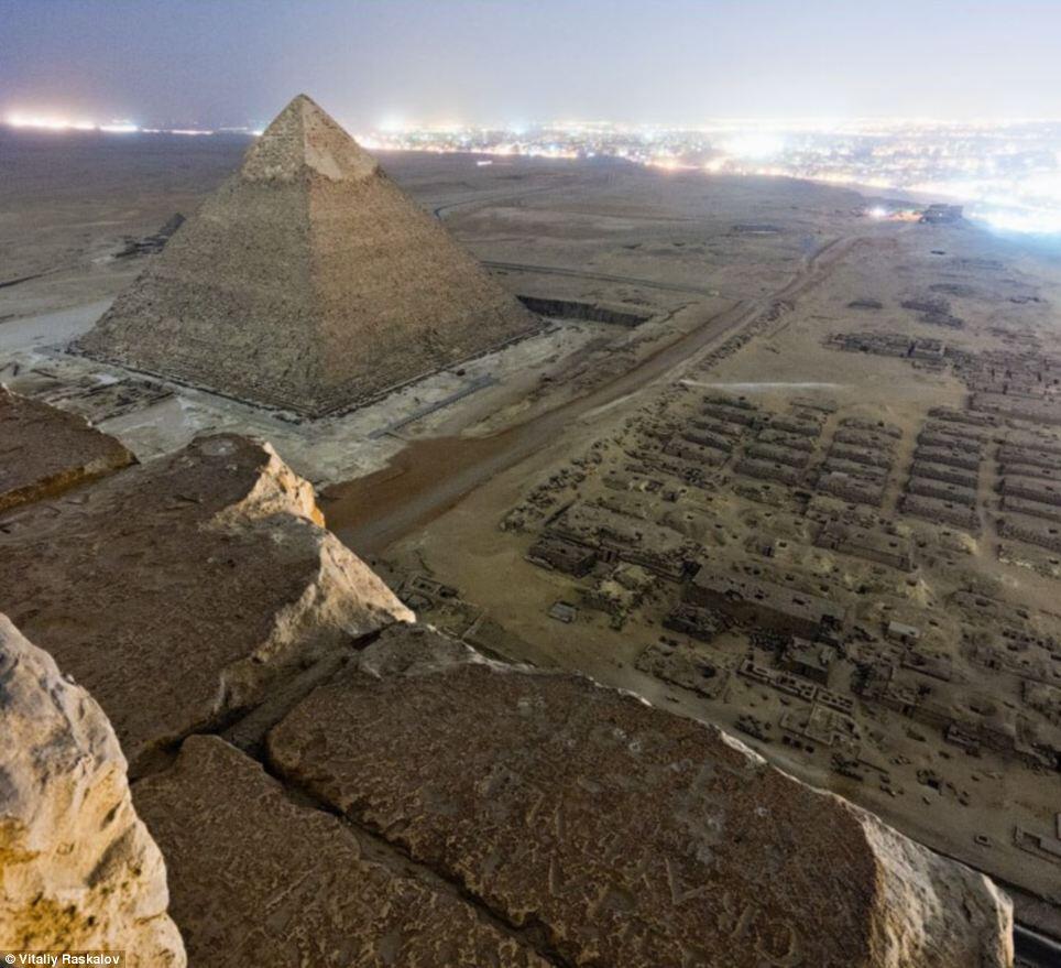 Inilah pemandangan dari atas puncak Piramida Giza