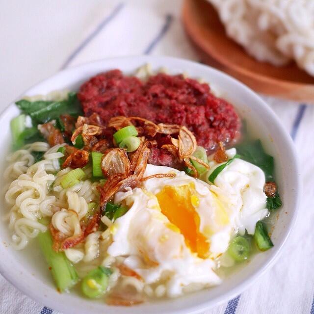 Inilah 5 Topping Yang Mangstab Melengkapi Indomie Ayam Bawang, Cobain Deh Gan!