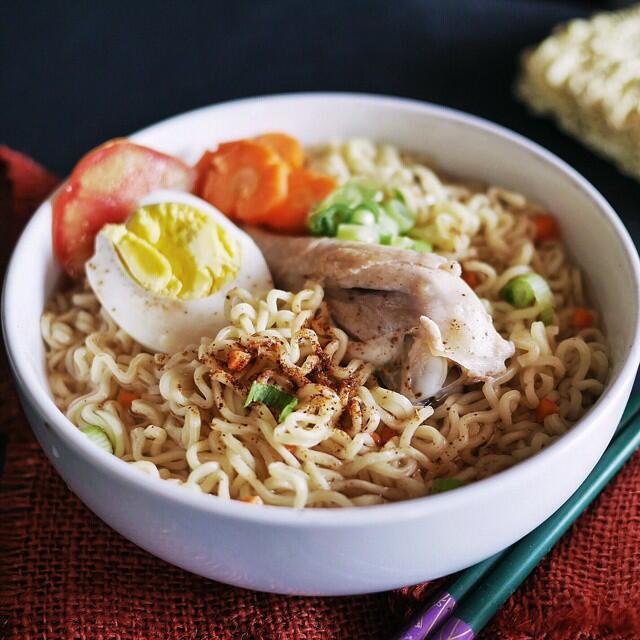 Inilah 5 Topping Yang Mangstab Melengkapi Indomie Ayam Bawang, Cobain Deh Gan!