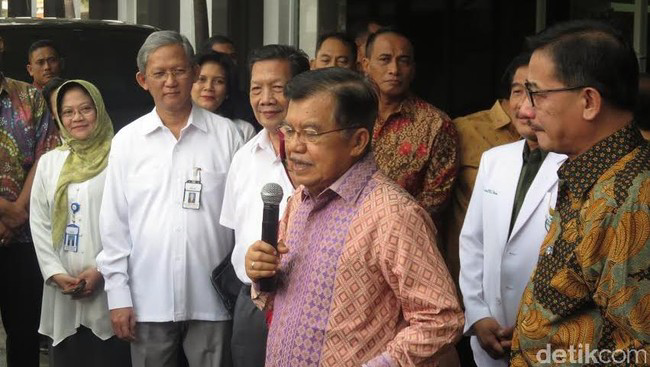Jenguk JK, Jokowi Bercanda : Ini Sudah Sehat Beluum ??