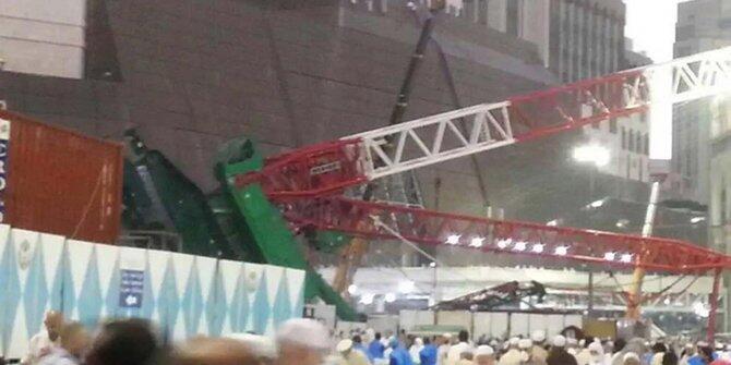 Crane timpa ratusan jamaah di Makkah, saat Jokowi mendarat di Jeddah