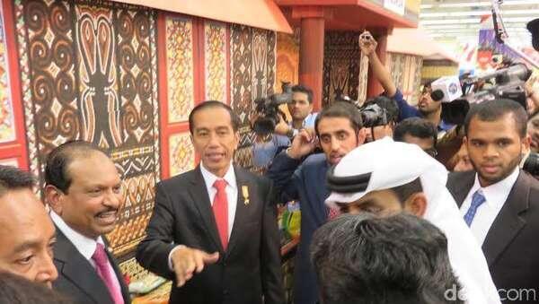 &#91;KUMAT&#93; Jokowi Blusukan di Supermarket Abu Dhabi, Diiringi Lagu Indonesia Raya