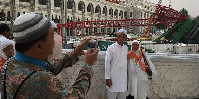 Foto selfie jamaah haji asal Indonesia dengan latar belakang crane yg jatuh