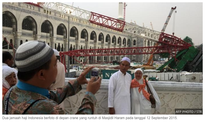 Bukannya Merenung, Jamaah Haji Ini Malah Asyik Berfoto di Lokasi Crane