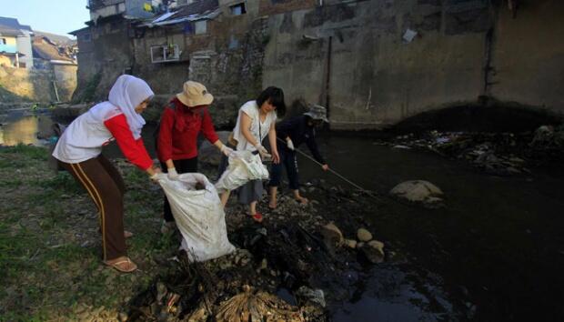 &#91;Wajib Ditiru!!!&#93; Beginilah Aksi Para Relawan Bersihkan Sampah di Sungai Cikapundung