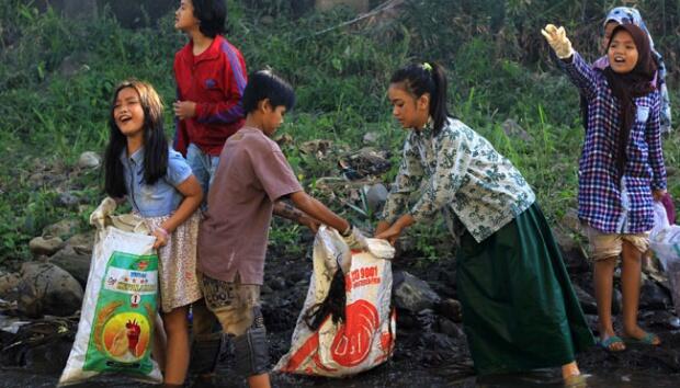 &#91;Wajib Ditiru!!!&#93; Beginilah Aksi Para Relawan Bersihkan Sampah di Sungai Cikapundung