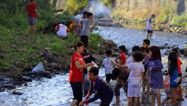 &#91;Wajib Ditiru!!!&#93; Beginilah Aksi Para Relawan Bersihkan Sampah di Sungai Cikapundung