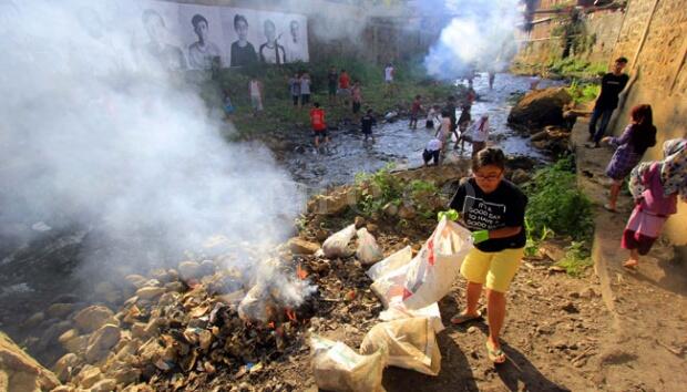 &#91;Wajib Ditiru!!!&#93; Beginilah Aksi Para Relawan Bersihkan Sampah di Sungai Cikapundung
