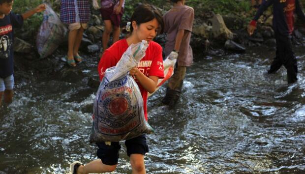 &#91;Wajib Ditiru!!!&#93; Beginilah Aksi Para Relawan Bersihkan Sampah di Sungai Cikapundung