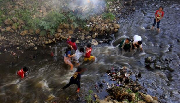 &#91;Wajib Ditiru!!!&#93; Beginilah Aksi Para Relawan Bersihkan Sampah di Sungai Cikapundung