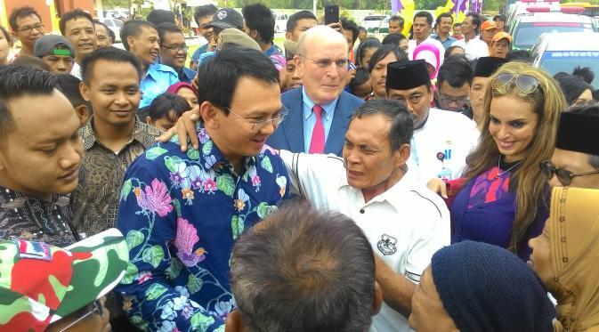 Terharu ! Pria Tua Stroke Penderita Diabetes Peluk Ahok Sambil Menangis