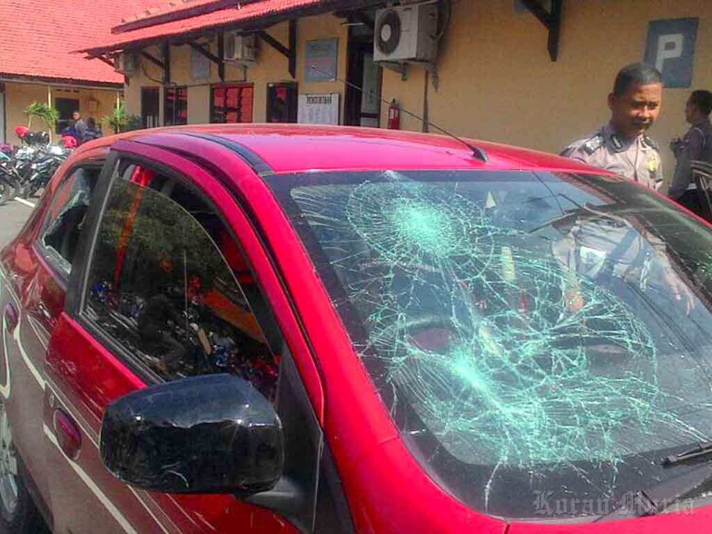 Anak Sekolahan Pacaran Pake Mobil Rental Nabrak Polisi Langsung Dihajar Massa