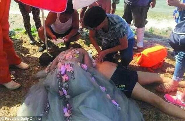Mulia! Pengantin Yg Sedang Berpose Bergegas Menolong &quot;CPR&quot; Orang Yg Tenggelam