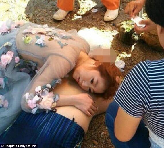 Mulia! Pengantin Yg Sedang Berpose Bergegas Menolong &quot;CPR&quot; Orang Yg Tenggelam