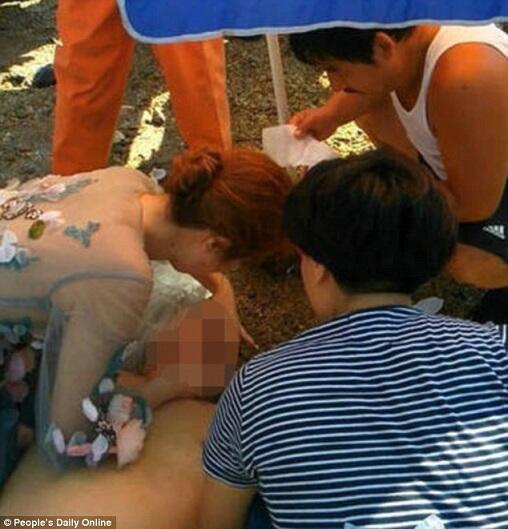 Mulia! Pengantin Yg Sedang Berpose Bergegas Menolong &quot;CPR&quot; Orang Yg Tenggelam