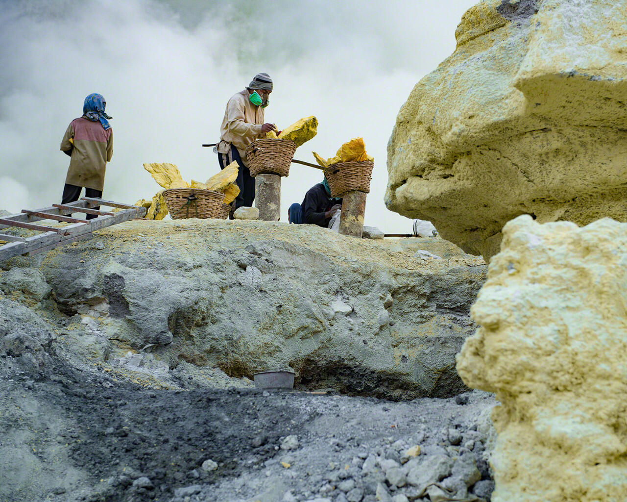 Bertaruh Nyawa di Kawah Ijen