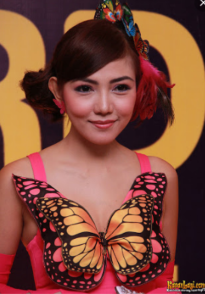 Foto Bella Sophie Disebut Shandy Aulia, Kupu-Kupu Malam