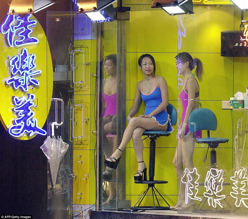 &#91;FOTO HOT BB 21++&#93; Di Taiwan, Penjual Kacang Wanita-Wanita Berbaju Seksi