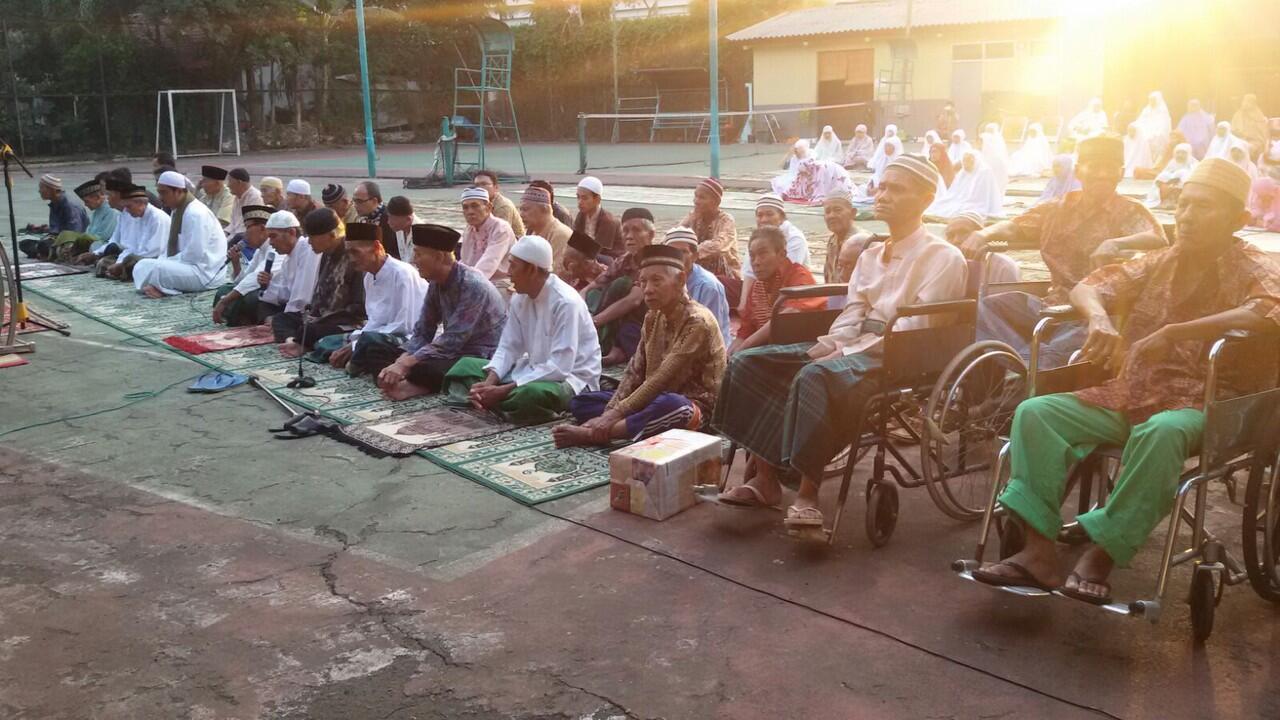 Pegawai Dinsos DKI Rayakan Idul Adha Bersama di Panti