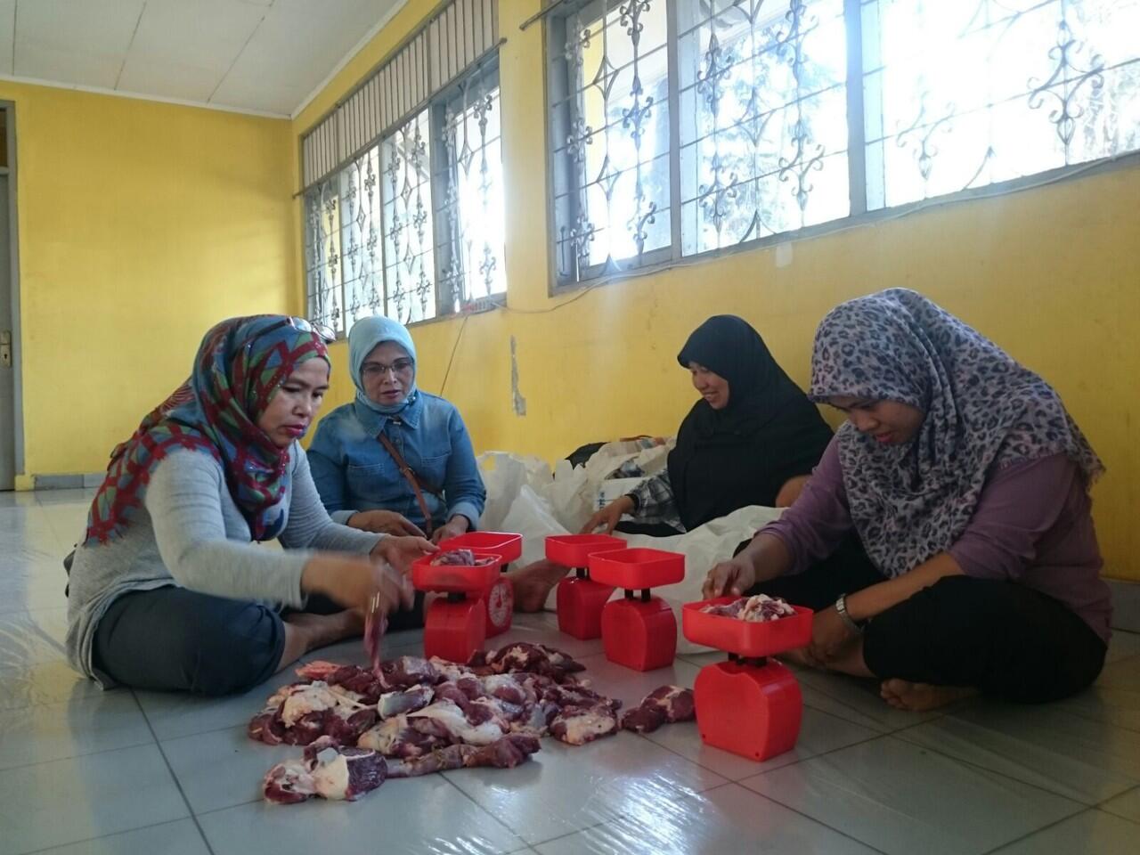 Pegawai Dinsos DKI Rayakan Idul Adha Bersama di Panti