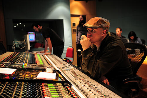 Apa Perbedaan Antara Music Producer dengan Audio Engineer?