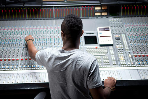 Apa Perbedaan Antara Music Producer dengan Audio Engineer?