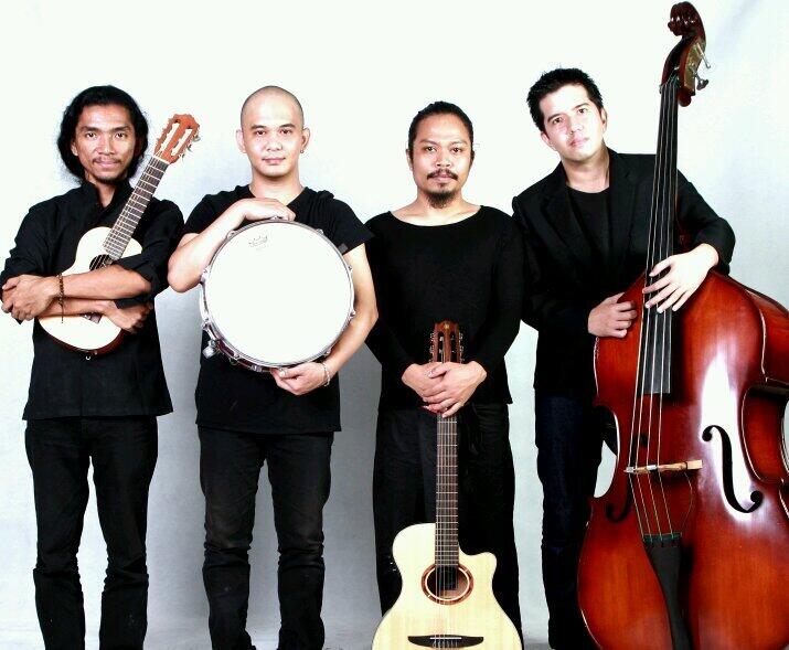 dengerin lagu payung teduh gan &quot;untuk perempuan yang sedang dalam pelukan&quot;