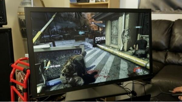 напряженный игровой момент на мониторе