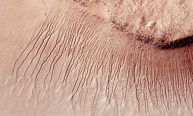 Nasa scientists find evidence of flowing water on Mars
