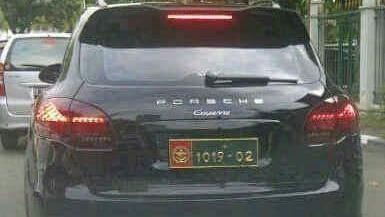 Polisi militer tni buru porsche berpelat kopassus palsu