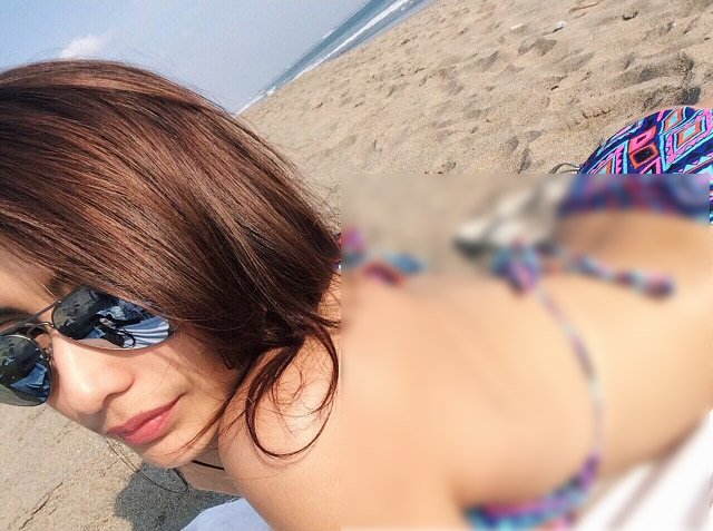 Hot Foto Tyas Mirasih Seksi Berbikini di Pantai