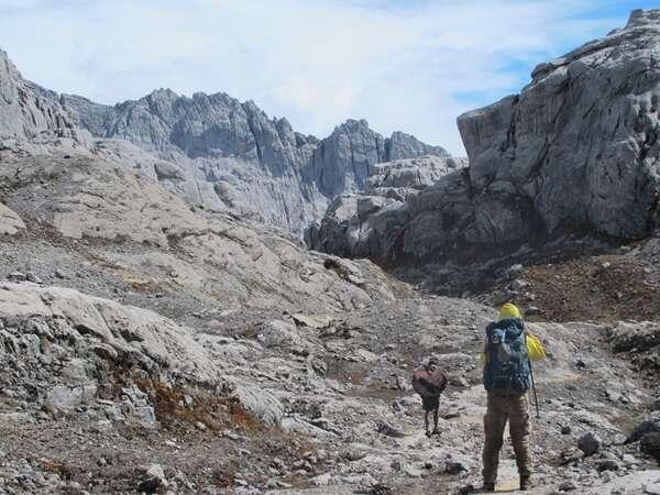 Jalur Trekking Paling Gila di Indonesia