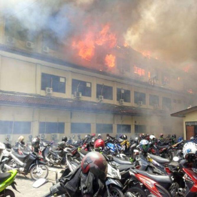 [breaking news] Kantor Polda Jateng Terbakar
