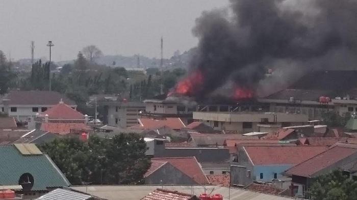 [breaking news] Kantor Polda Jateng Terbakar