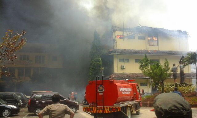 [breaking news] Kantor Polda Jateng Terbakar