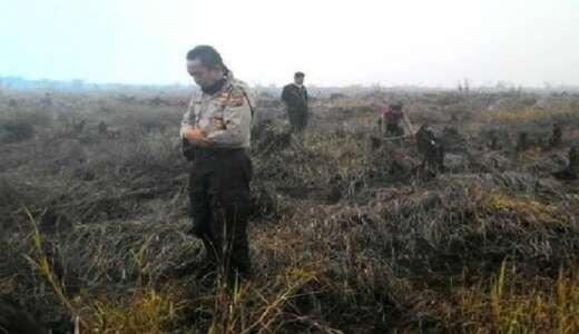 Foto Kapolres Indragiri Hulu Shalat Di Lahan Gambut Sisa Kebakaran Ini Menginspirasi