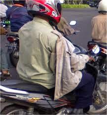 Ada yg pernah liat gak Gojek dan sejenisnya klo naik motor pake jaketnya Terbalik..?