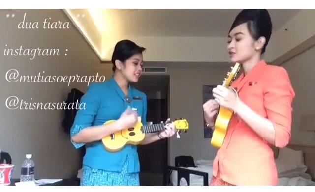 DUA TIARA (Mutia&amp;Trisna) - pramugari yg jago menyanyi dan bermain ukulele 