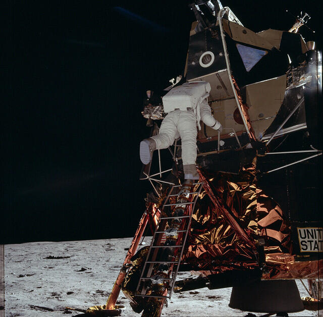 NASA Merilis 8400 Foto Misi Perjalanan Apollo 