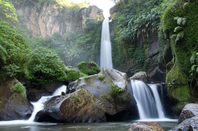 Menatap Pelangi di Air Terjun Semeru