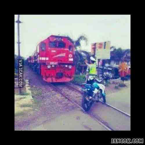 kemarin aksi menghadang MOGE, hari ini menghadang BIS, nih aksi menghadang KERETA!!!