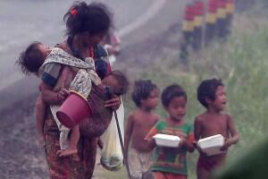 KARENA KAMPUNGNYA TERBAKAR SUKU ANAK DALAM MENJADI PENGUNGSI DI NEGERI SENDIRI