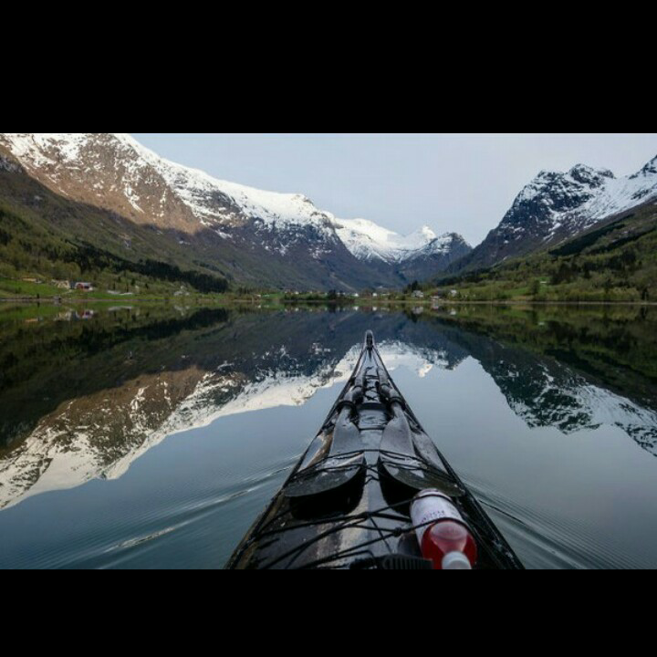 SURGA Norwegia dari sudut pandang kayak