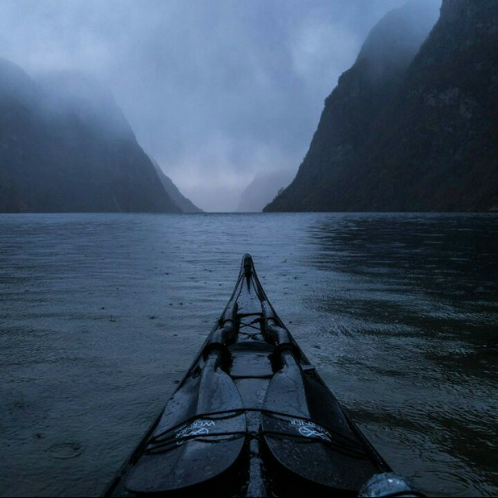 SURGA Norwegia dari sudut pandang kayak