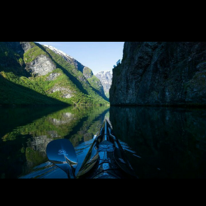SURGA Norwegia dari sudut pandang kayak
