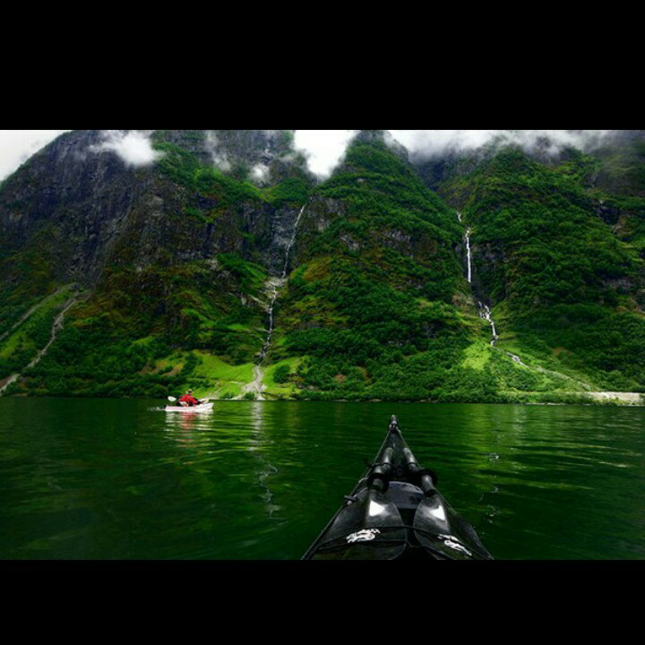 SURGA Norwegia dari sudut pandang kayak