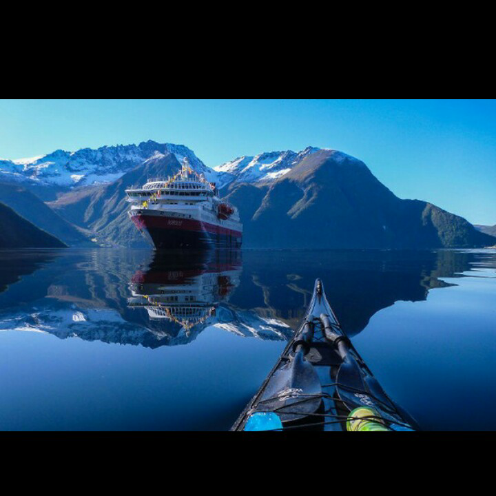 SURGA Norwegia dari sudut pandang kayak