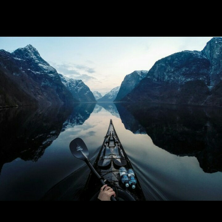 SURGA Norwegia dari sudut pandang kayak