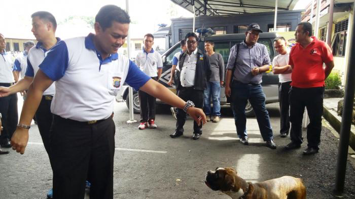 Tak Mau Diliput, Kapolres Siantar Usir Wartawan dengan Anjing !!