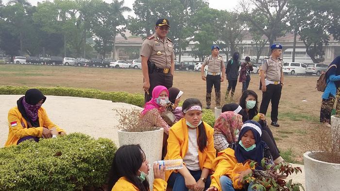 Puluhan Mahasiswi Nyaris Pingsan saat Demo Tolak Kabut Asap